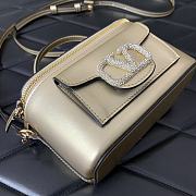 Valentino Garavani Leather Locò Vanity Case Gold 16.5x10x7.5cm - 2