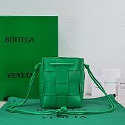 Bottega Veneta Cassette Cross-Body Bucket Bag Green 19x14x13cm - 1