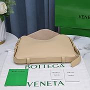 Bottega Veneta Cradle Medium Bag Beige 30x23x16cm - 5