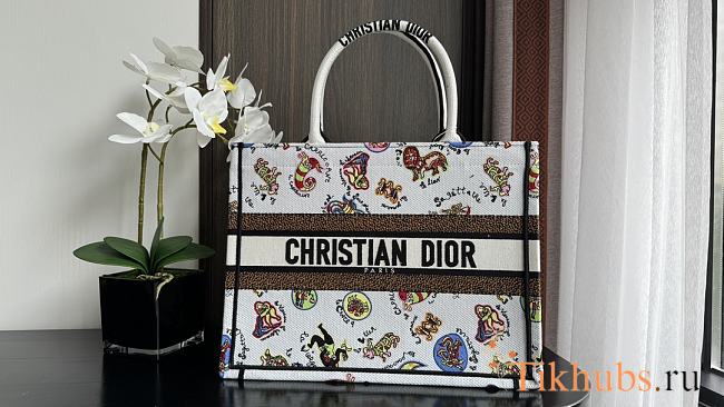 Dior Medium Book Tote White Multicolor Dragon Zodiac 36 x 27.5 x 16.5 cm - 1