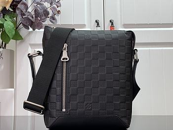 Louis Vuitton LV Discovery Messenger 21x6x24.5cm