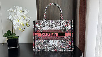 Dior Medium Book Tote Ecru Dior 4 Saisons Printemps 36 x 27.5 x 16.5 cm