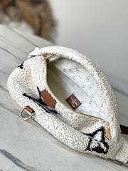 Louis Vuitton LV Ski Bumbag Cream Brown Shearling 37 x 14 x 13 cm - 4