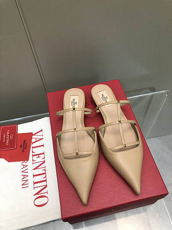 Valentino Garavani Smooth Leather Rockstud Beige Wispy Mules