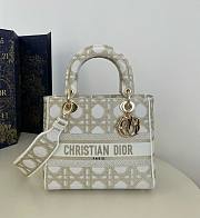 Dior Medium Lady D-Lite Bag White Gold Macrocannage 24 x 20 x 11 cm - 1