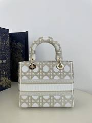 Dior Medium Lady D-Lite Bag White Gold Macrocannage 24 x 20 x 11 cm - 2