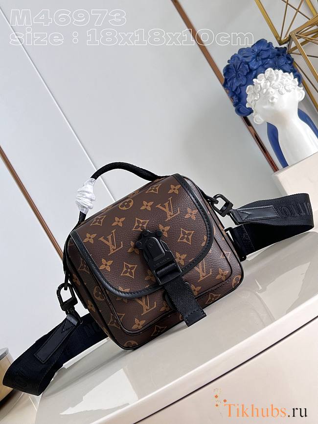 Louis Vuitton LV Quest Messenger Monogram 18 x 18 x 10 cm - 1