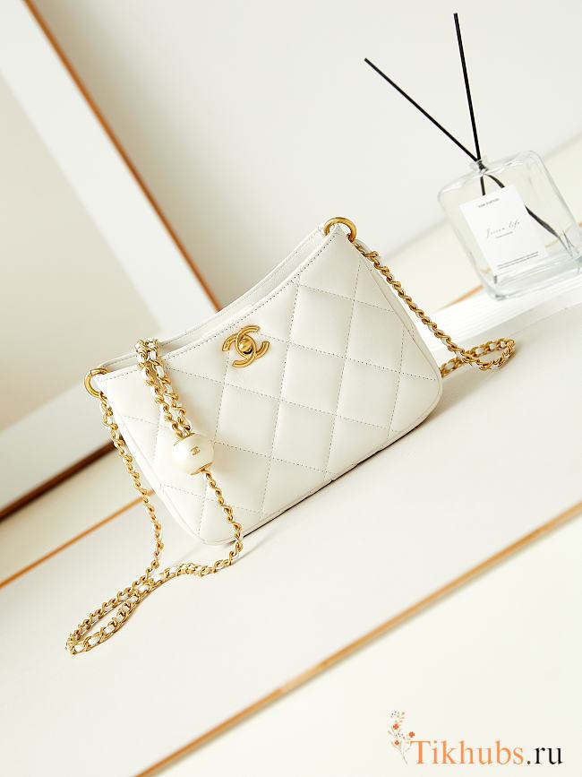 Chanel 24S Hobo White Bag 13x18x7cm - 1