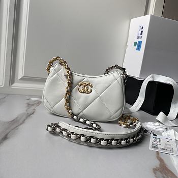 Chanel 19 Clutch White Gold Lambskin 20x13x4.5cm