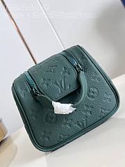 Louis Vuitton LV Dopp Kit Green 28 x 15 x 16.5 cm - 5