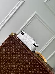 Louis Vuitton LV Alpha Messenger Taigarama White 24 x 16 x 8 cm - 5