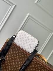 Louis Vuitton LV Alpha Messenger Taigarama White 24 x 16 x 8 cm - 3