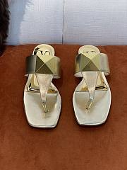 Valentino Garavani Rockstud Flat Sandals Gold - 3