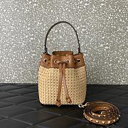 Valentino Garavani Rockstud Bucket Bag Raffia 16x18x11cm - 1