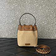 Valentino Garavani Rockstud Bucket Bag Raffia 16x18x11cm - 5