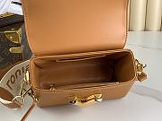 Louis Vuitton LV Twist Honey Gold MM 23 x 17 x 9.5 cm - 2