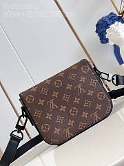 Louis Vuitton LV Montsouris Messenger PM​ 20 x 17 x 7 cm - 6