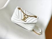 Louis Vuitton LV New Wave Chain White 21x12x9cm - 1