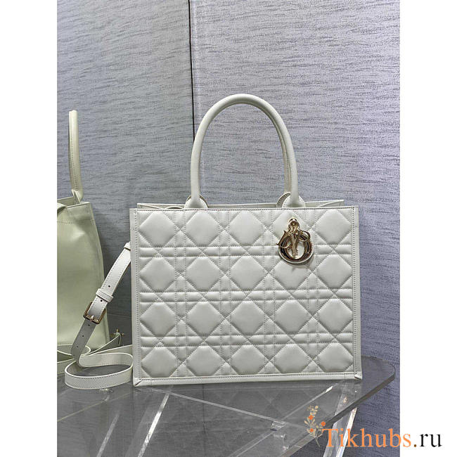 Dior Medium Book Tote White Macrocannage Calfskin 36.5 x 28 x 17.5 cm - 1