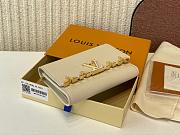 Louis Vuitton LV Capucines Compact Wallet White 13.5 x 9.5 x 3 cm - 5