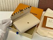 Louis Vuitton LV Capucines Compact Wallet White 13.5 x 9.5 x 3 cm - 2