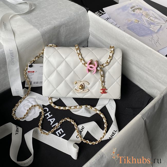 Chanel Classic Flap Bag White Lambskin 22x14x8.5cm - 1