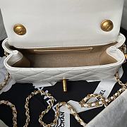 Chanel Classic Flap Bag White Lambskin 22x14x8.5cm - 4