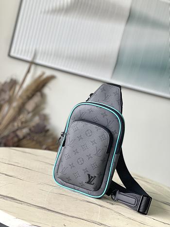 Louis Vuitton Avenue Slingbag PM Turquoise 20 x 31 x 7 cm