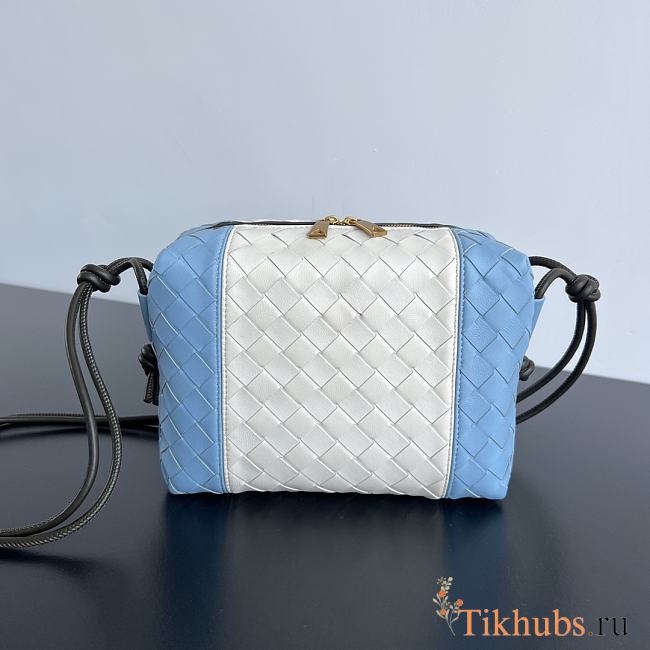 Bottega Veneta Small Loop Camera Bag White Blue 22x15.5x9cm - 1