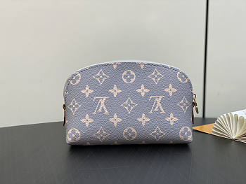 Louis Vuitton LV Pochette Cosmétique PM 19 x 12 x 6 cm