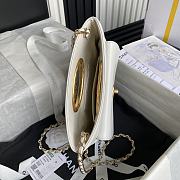 Chanel Clutch Lambskin Gold Plated Metal White 25x19x3cm - 4