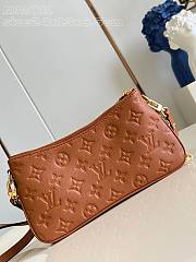 Louis Vuitton LV Liv Pochette Cognac 24x13x6.5cm - 3