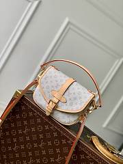 Louis Vuitton LV Saumur BB Mastic 20 x 16 x 7.5 cm - 1