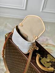 Louis Vuitton LV Saumur BB Mastic 20 x 16 x 7.5 cm - 5