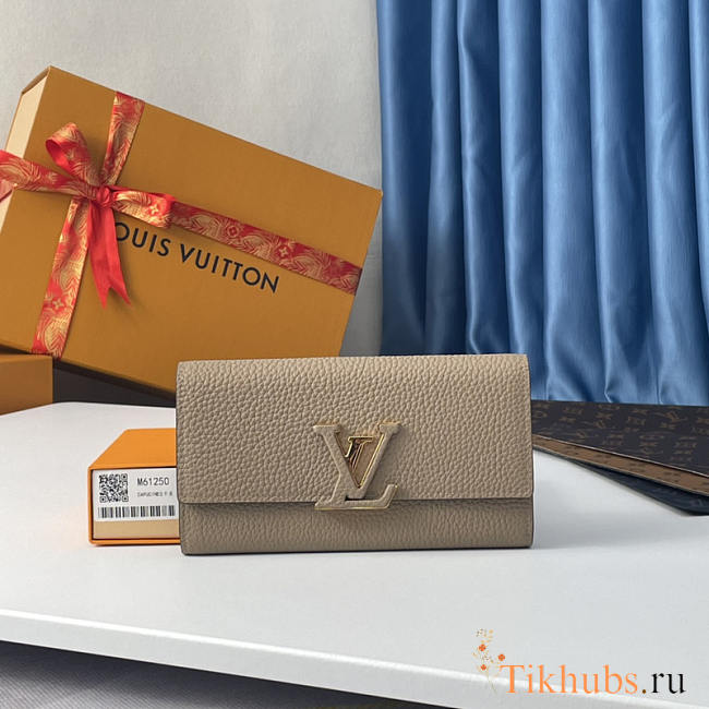 Louis Vuitton LV Taurillon Capucines Wallet Galet Beige 20×11×2.5cm - 1