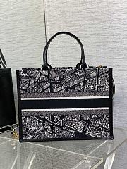 Dior Medium Book Tote Black White Plan de Paris 36.5x28x16.5 cm - 2