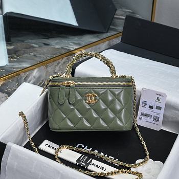 Chanel 24B Vanity Case Green Lambskin 19x9.5x8cm