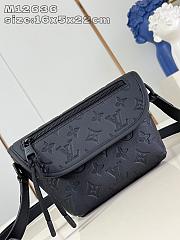 Louis Vuitton LV Pulse Bag Black G65 22.5x16x5cm - 3