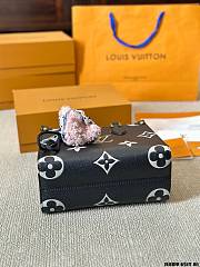 Louis Vuitton LV Onthego PM Black Beige 25cm - 2