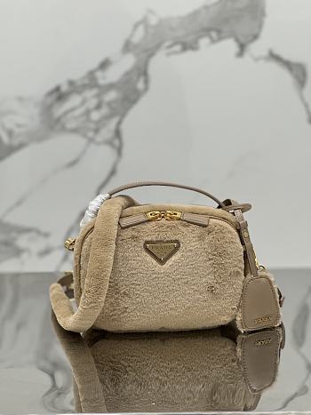 Prada ÉCru/noisette Odette Shearling Bag 19.5x13x6cm