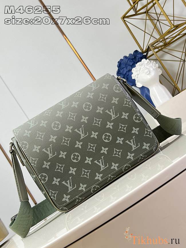 Louis Vuitton LV District PM Khaki Green 26x20x7cm - 1