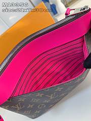 Louis Vuitton LV Pochette Voyage Souple Pink 30x21x7.5cm - 3
