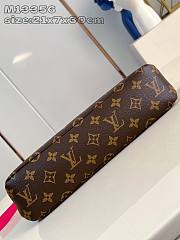 Louis Vuitton LV Pochette Voyage Souple Pink 30x21x7.5cm - 2