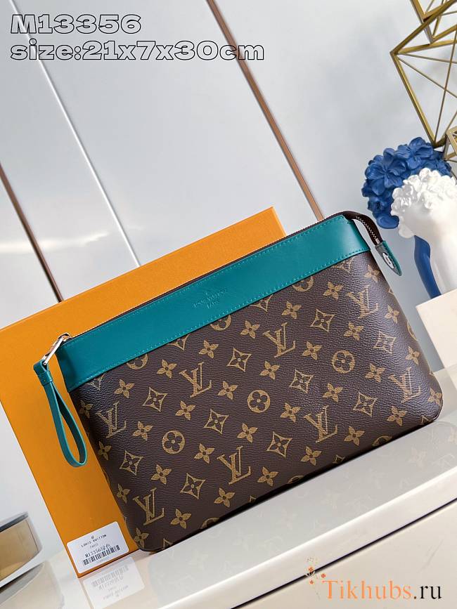 Louis Vuitton LV Pochette Voyage Green Souple 30x21x7.5cm - 1