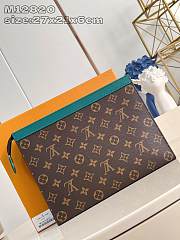 Louis Vuitton LV Pochette Voyage MM Green 27x21x6cm - 1