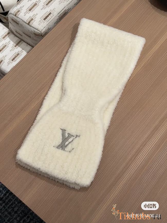 Louis Vuitton Only LV Mini Comfy White Scarf 70x13cm - 1