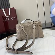 Gucci GG Emblem Super Mini Bag Taupe 20x12x6cm - 6