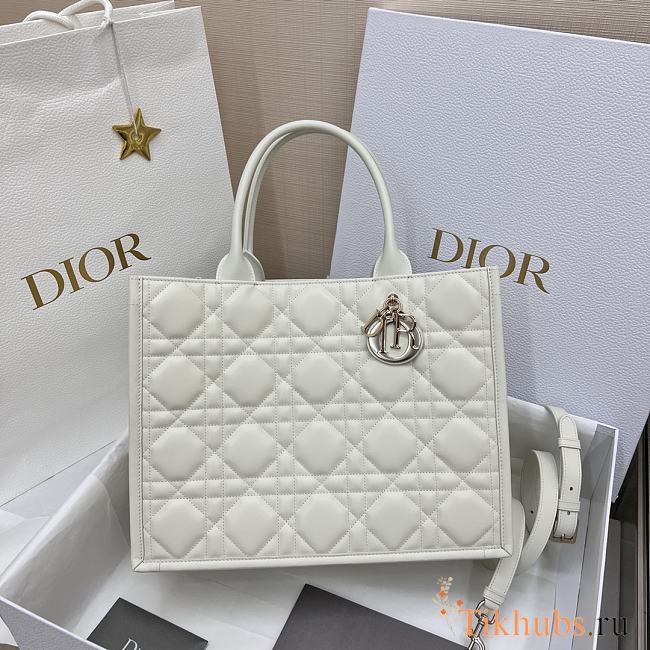 Dior Medium Book Tote White Macrocannage Calfskin 36.5 x 28 x 17.5 - 1