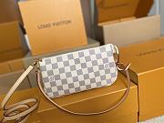 LV Pochette White 21x13x3cm - 3