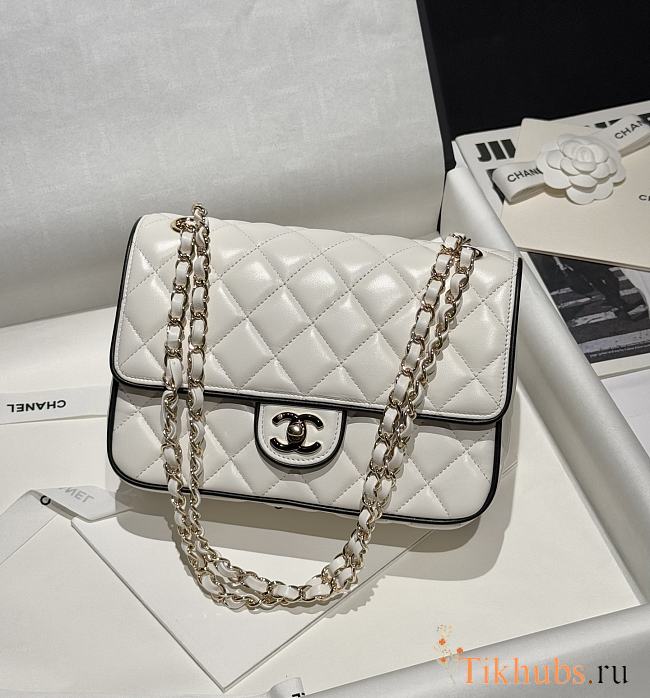 Chanel Flap Bag Lambskin White Black 23.5x16.5x6.5cm - 1